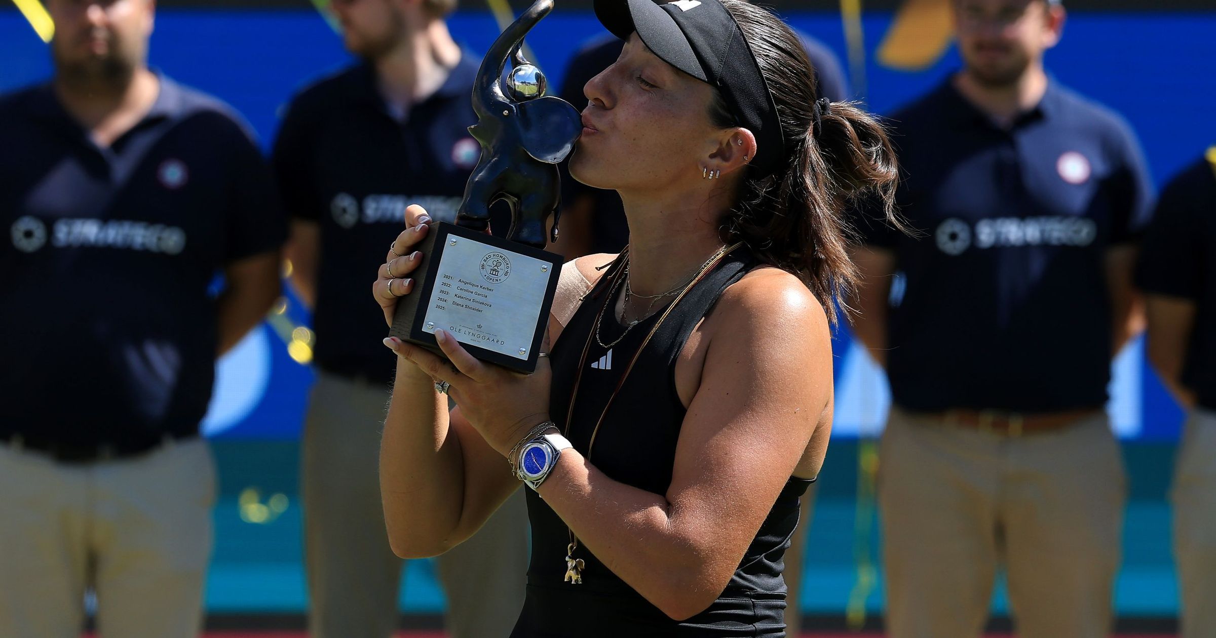 Jessica Pegula consoles Iga Swiatek after claiming victory in Germany final ahead of Wimbledon – ‘Cut yourself some slack’
